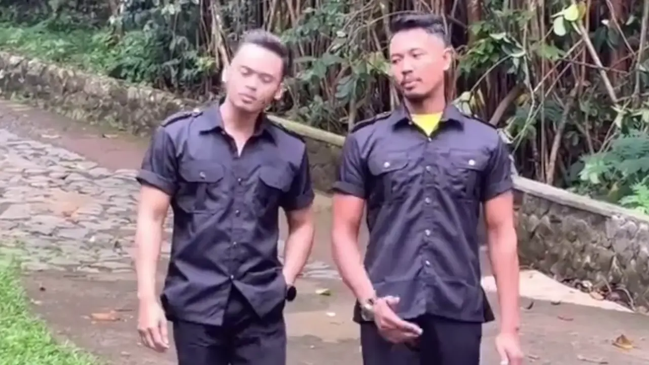 Dua Security Ganteng Badan Kekar Bikin Sange, Tante Tergoda Sampe Becek