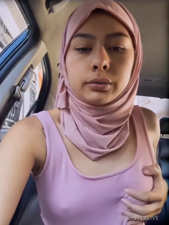 Tante Jilbab Cantik Sange Main di Mobil Toket Montok Keenakan