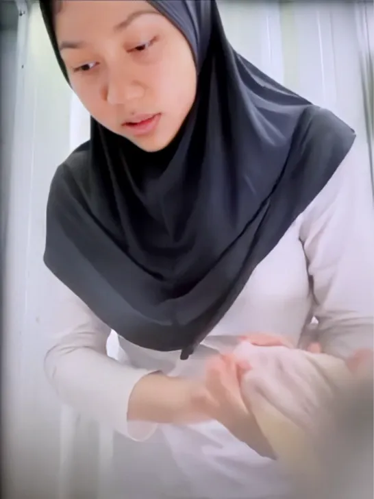 Hijab Cantik Mulus Routine Mandi Ala Hijaber
