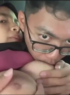 Kenyut Nenen Ukhti Sange di Mobil Desah Nikmat